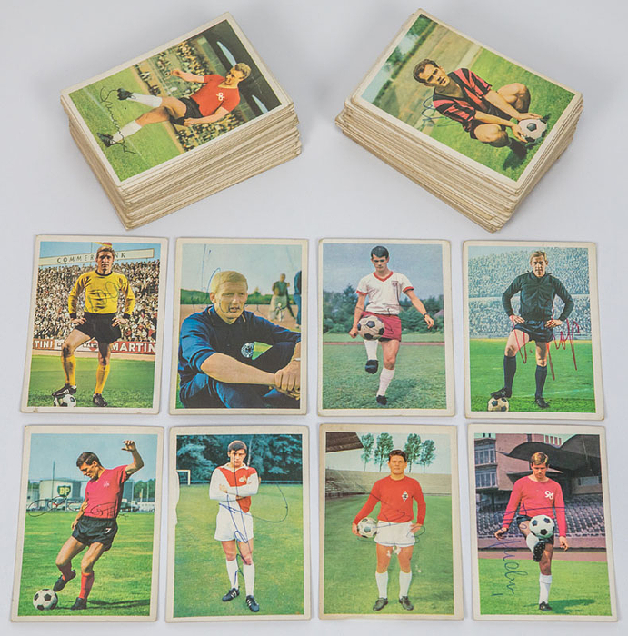 129 verschiedene Sammelbilder-Bergmann mit original Signaturen der jeweiligen Bundesliga-Spieler. Serien 1965/66 (1x), 1966/67 (5x), 1967/68 (61x), 1968/69 (58x), Sportbild 68 (4x). Je 7x5 bis 10,5x7,5 cm.