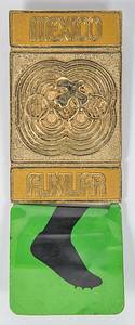 Teilnehmerabzeichen Olympische Sommerspiele Mexico 1968 „Auxiliar“  für Helfer. Bronze, vergoldet, orange emailliert. Mit grünem Plastikschild für Leichtatheltik. 10x3,5 cm. - Bild 2