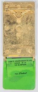 Teilnehmerabzeichen Olympische Sommerspiele Mexico 1968 „Auxiliar“  für Helfer. Bronze, vergoldet, orange emailliert. Mit grünem Plastikschild für Leichtatheltik. 10x3,5 cm. - Bild 3