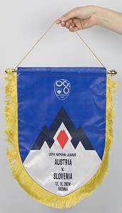 Original Spielwimpel der Natinalmannschaft von Slowenien mit aufgestickten match Details "UEFA Nations League Austria v Slovenia 17.11.2024 Vienna" (Österreich v Slowenien in Wien). Bedruckter Seidenwimpel mit Seidenfransen. Rückseite in den Landesfarben und einem besticktem aufgesetztem Landeswappen. Vergoldete Kunststoffstange, 45x35 cm. - Bild 2
