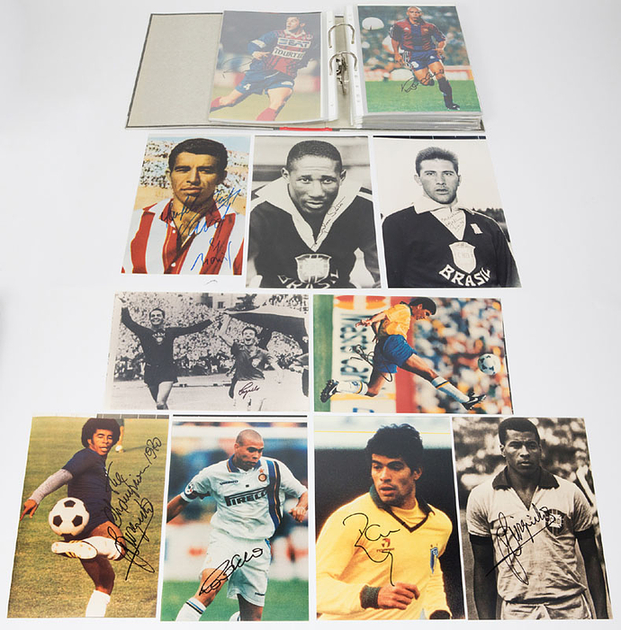 ca. 140 Farb- und S/W-Reprofotos mit original Signaturen von Fußballstars aus Brasilien die an den Fußball - Wetmeisterschaften von 1950 - 1998 teilnahmen. Meistens 30x20 cm.
