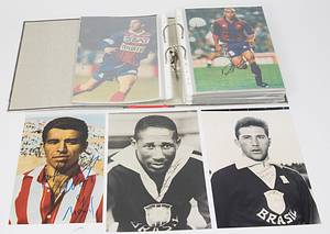 ca. 140 Farb- und S/W-Reprofotos mit original Signaturen von Fußballstars aus Brasilien die an den Fußball - Wetmeisterschaften von 1950 - 1998 teilnahmen. Meistens 30x20 cm. - Bild 2