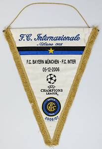 Original bestickter Spielwimpel "F.C. Internaionale Milano 1908. FC Bayern München - F.C. Inter  05-12-2006. UEFA Champions League 2006 - 2007" mit aufgestickten Schriftzügen und aufgenähtem gesticktem Vereinsemblem von Inter. Weißer Seidenwimpel mit Goldbrokatfransen, Goldbrokatkordel und Metallstange. 43x35 cm. - Bild 2