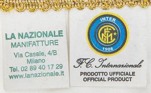 Original bestickter Spielwimpel "F.C. Internaionale Milano 1908. FC Bayern München - F.C. Inter  05-12-2006. UEFA Champions League 2006 - 2007" mit aufgestickten Schriftzügen und aufgenähtem gesticktem Vereinsemblem von Inter. Weißer Seidenwimpel mit Goldbrokatfransen, Goldbrokatkordel und Metallstange. 43x35 cm. - Bild 3