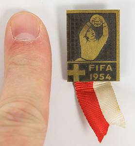 Großes, offizielles Besucherabzeichen Fußball WM 1954. „FIFA 1954“ Bronze mit Rot-weißen Seidenband. Dieses Abzeichen wurde nur an Ehrengäste der FIFA vergeben!!!! Hersteller: Paul Kramer Zürich und Aufschrift „Champ. du Monde de Football“. 2,9x2,1 cm. - Bild 2