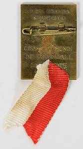 Großes, offizielles Besucherabzeichen Fußball WM 1954. „FIFA 1954“ Bronze mit Rot-weißen Seidenband. Dieses Abzeichen wurde nur an Ehrengäste der FIFA vergeben!!!! Hersteller: Paul Kramer Zürich und Aufschrift „Champ. du Monde de Football“. 2,9x2,1 cm. - Bild 3