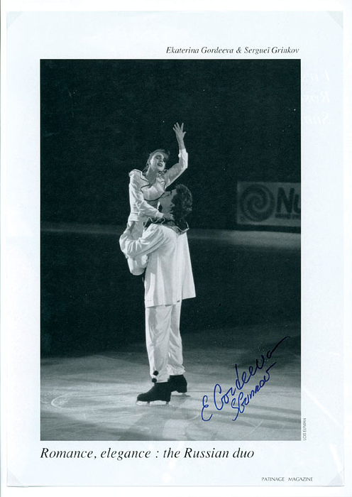 Originalsignatur auf s/w-Magazinfoto der Goldmedaillengewinner der Olympischen Spiele 1988 + 1994 im Eiskunstlaufen Ekaterina Gordeewa + Sergej Grinkov (1967-1995). 28x20,5 cm.