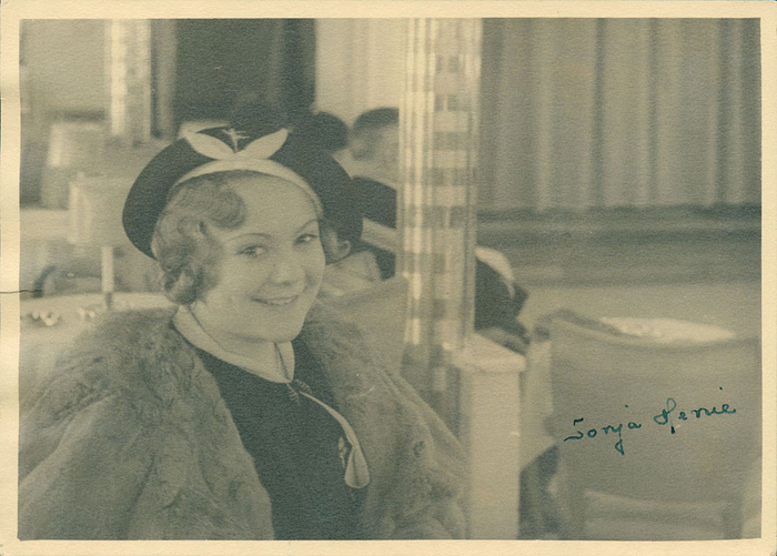 (1912-1969) s/w-Portraitfoto mit Originalsignatur von Sonja Henie. Norwegische Olympiasiegerin im Damen-Eiskunstlauf bei den Olympischen Spielen 1928, 1932 und 1936. 10-fache Eiskunstlauf-Weltmeisterin von 1927-1936. 18x12,5 cm.