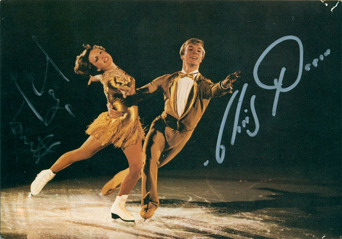 Autogrammkarte mit Originalsignaturen von Jayne Torvill und Christopher Dean. Paarlauf-Olympiasieger 1984, Dritter Olympia 1994 und 4maliger Weltmeister 1981-84 aus England. 15x10,5 cm.