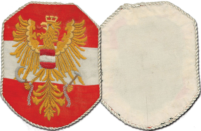 Original seidenbesticktes Trikotbrustwappen der Fußball - Nationalmannschaft von Österreich aus dem Jahre 1954. Leinen, Seide bestickt, mit weißer Seidenbordüre, 12,5x10 cm.