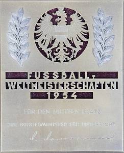 Offizielle Ehrenplakette für die Spieler der Nationalmannschaft von Österreich die bei der Fußball - Weltmeisterschaft 1954 den 3.Platz belegten. Mit gestanzter Inschrift "Fussball - Weltmeisterschaft 1954" und der Gravur "Für den Dritten Platz. Der Bundesminister für Unterricht". Bronze mit zwei aufgesetzten versilberten Lorbeerblättern, 11,3x9 cm. Dabei original Präsentationstableau mit Samtbezug für diese für diese Plakette. - Bild 3