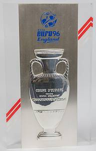 Große offizielle Teilnehmerplakette für die Fußballverbände die an der Endsrunde der UEFA EURO 1996 in England teilgenommen haben. Jeder teilnehmende Landesverband erhielt eine dieser Plaketten. Massiver Plexiglaswandplakette mit eingelassener Edelstahlplatte mit einem geprägtem Siegerpokal der UEFA Euro. Außerdem ein blau emailliertes offizielles Logo der UEFA Euro 1996 in England. Auf der Rückseite der Plakette sind rot-weiß Streifen, die Farben des englischen Fußballverbandes, aufgetragen. Gewicht: 5,8 Kg. 40x24x4 cm. - Bild 3