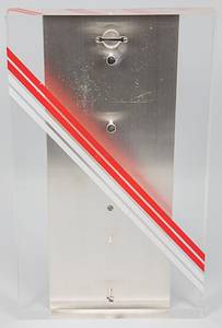 Große offizielle Teilnehmerplakette für die Fußballverbände die an der Endsrunde der UEFA EURO 1996 in England teilgenommen haben. Jeder teilnehmende Landesverband erhielt eine dieser Plaketten. Massiver Plexiglaswandplakette mit eingelassener Edelstahlplatte mit einem geprägtem Siegerpokal der UEFA Euro. Außerdem ein blau emailliertes offizielles Logo der UEFA Euro 1996 in England. Auf der Rückseite der Plakette sind rot-weiß Streifen, die Farben des englischen Fußballverbandes, aufgetragen. Gewicht: 5,8 Kg. 40x24x4 cm. - Bild 4