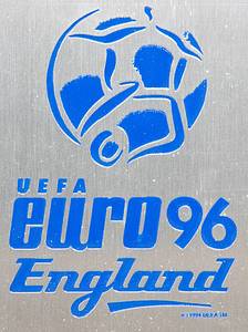 Große offizielle Teilnehmerplakette für die Fußballverbände die an der Endsrunde der UEFA EURO 1996 in England teilgenommen haben. Jeder teilnehmende Landesverband erhielt eine dieser Plaketten. Massiver Plexiglaswandplakette mit eingelassener Edelstahlplatte mit einem geprägtem Siegerpokal der UEFA Euro. Außerdem ein blau emailliertes offizielles Logo der UEFA Euro 1996 in England. Auf der Rückseite der Plakette sind rot-weiß Streifen, die Farben des englischen Fußballverbandes, aufgetragen. Gewicht: 5,8 Kg. 40x24x4 cm. - Bild 5