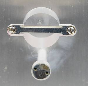 Große offizielle Teilnehmerplakette für die Fußballverbände die an der Endsrunde der UEFA EURO 1996 in England teilgenommen haben. Jeder teilnehmende Landesverband erhielt eine dieser Plaketten. Massiver Plexiglaswandplakette mit eingelassener Edelstahlplatte mit einem geprägtem Siegerpokal der UEFA Euro. Außerdem ein blau emailliertes offizielles Logo der UEFA Euro 1996 in England. Auf der Rückseite der Plakette sind rot-weiß Streifen, die Farben des englischen Fußballverbandes, aufgetragen. Gewicht: 5,8 Kg. 40x24x4 cm. - Bild 7