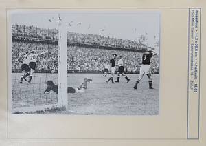 81 verschiedene S/W-Pressefotos der Fußball - Weltmeisterschaft 1954 in der Schweiz von Endspiel Deutschland v Ungarn am 4.7.1954 in Bern. Für jedes Foto von den Spielszenen gibt es Angaben zur entsprechenden Spielminute! Alles original Pressefotos von verschiedenen Fotografen und Agenturen. Mannschaftsfotos und Spielszenen. 24,5x18 cm bis 11,5x9,5 cm. Wunderbare Dokumentation. UNIKAT!!!. - Bild 4