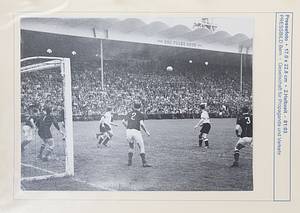 81 verschiedene S/W-Pressefotos der Fußball - Weltmeisterschaft 1954 in der Schweiz von Endspiel Deutschland v Ungarn am 4.7.1954 in Bern. Für jedes Foto von den Spielszenen gibt es Angaben zur entsprechenden Spielminute! Alles original Pressefotos von verschiedenen Fotografen und Agenturen. Mannschaftsfotos und Spielszenen. 24,5x18 cm bis 11,5x9,5 cm. Wunderbare Dokumentation. UNIKAT!!!. - Bild 10