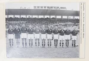 84 verschiedene S/W-Pressefotos der Fußball - Weltmeisterschaft 1954 in der Schweiz von den 1/8 - Finals bis zum Spiel um Platz 3. Alles original Pressefotos von verschiedenen Fotografen und Agenturen. Mannschaftsfotos und Spielszenen. 24,5x18 cm bis 17x12 cm. - Bild 9