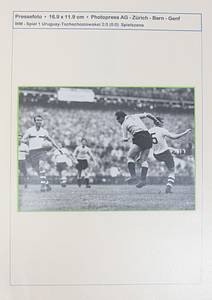 84 verschiedene S/W-Pressefotos der Fußball - Weltmeisterschaft 1954 in der Schweiz von den 1/8 - Finals bis zum Spiel um Platz 3. Alles original Pressefotos von verschiedenen Fotografen und Agenturen. Mannschaftsfotos und Spielszenen. 24,5x18 cm bis 17x12 cm. - Bild 10