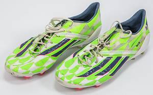 Original match worn Fußballschuhe vom Fußball - Weltmeister 2014 und mehrfachen deutschen Meister mit Bayern München Thomas Müller. Aididas adizero F50. Größe 9,5. Handgemacht für Thomas Müller vom adidas "Athlet service".  Mit der seitlichen Aufschrift auf beiden Schuhen "lisa 13" und dem bayerischen Wappen. Handschrifltiche Größenangabe auf den Seitenteilen der Schuhe "9,5". Schuhe mit straken Spielspuren. Ca. 2014/2015. Status:ABB. - Bild 2