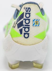 Original match worn Fußballschuhe vom Fußball - Weltmeister 2014 und mehrfachen deutschen Meister mit Bayern München Thomas Müller. Aididas adizero F50. Größe 9,5. Handgemacht für Thomas Müller vom adidas "Athlet service".  Mit der seitlichen Aufschrift auf beiden Schuhen "lisa 13" und dem bayerischen Wappen. Handschrifltiche Größenangabe auf den Seitenteilen der Schuhe "9,5". Schuhe mit straken Spielspuren. Ca. 2014/2015. Status:ABB. - Bild 4