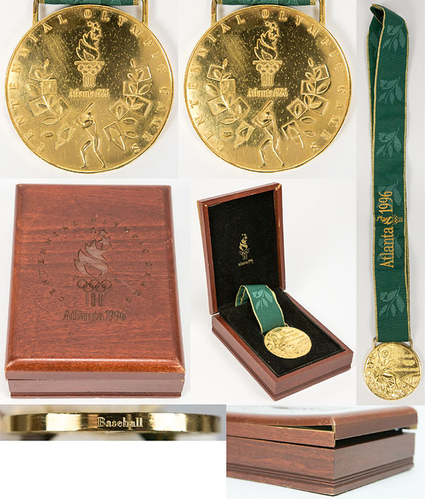 Goldmedaille für einen 1.Platz für Cuba im Baseball bei den XXVI. Olympischen Sommerspielen Atlanta 1996. Mit Randgravur "Baseball". Silber, vergoldet (180 gramm), 7 cm, Dicke: 0,5 cm. Mit grünem, bestickten Seidenband. Dabei original Holzbox mit eingraviertem Logo der Olympischen Spiele 1996, 17,5x13x5,5 cm.
