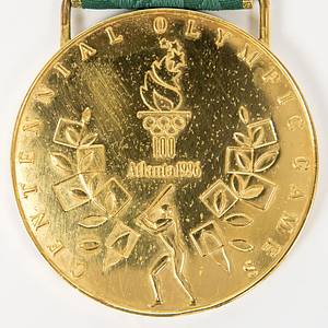 Goldmedaille für einen 1.Platz für Cuba im Baseball bei den XXVI. Olympischen Sommerspielen Atlanta 1996. Mit Randgravur "Baseball". Silber, vergoldet (180 gramm), 7 cm, Dicke: 0,5 cm. Mit grünem, bestickten Seidenband. Dabei original Holzbox mit eingraviertem Logo der Olympischen Spiele 1996, 17,5x13x5,5 cm. - Bild 2
