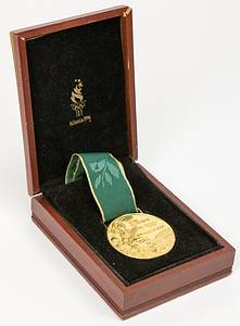Goldmedaille für einen 1.Platz für Cuba im Baseball bei den XXVI. Olympischen Sommerspielen Atlanta 1996. Mit Randgravur "Baseball". Silber, vergoldet (180 gramm), 7 cm, Dicke: 0,5 cm. Mit grünem, bestickten Seidenband. Dabei original Holzbox mit eingraviertem Logo der Olympischen Spiele 1996, 17,5x13x5,5 cm. - Bild 4