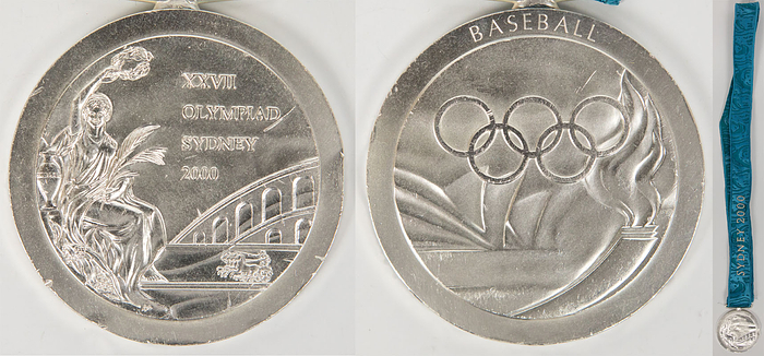 Siegermedaille für den 2.Platz im Baseball für Kuba bei den Olympischen Spielen Sydney 2000. Silber mit Gravur "Baseball" und original besticktem Seidenband, 6,8 cm.