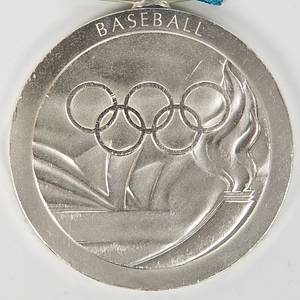 Siegermedaille für den 2.Platz im Baseball für Kuba bei den Olympischen Spielen Sydney 2000. Silber mit Gravur "Baseball" und original besticktem Seidenband, 6,8 cm. - Bild 3