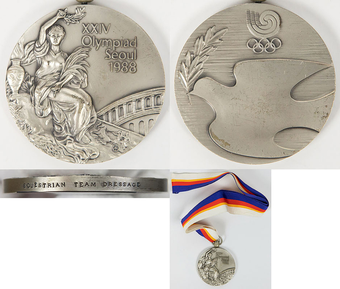 Original Siegermedaille bei den Olympischen Spielen Seoul 1988 für den 2.Platz im Reiten Dressur Mannschaft für die Schweiz. Mit Randgravur "Equestrian Team Dressage" Silber, 6 cm (Gewicht 140) mit original Seidenband.