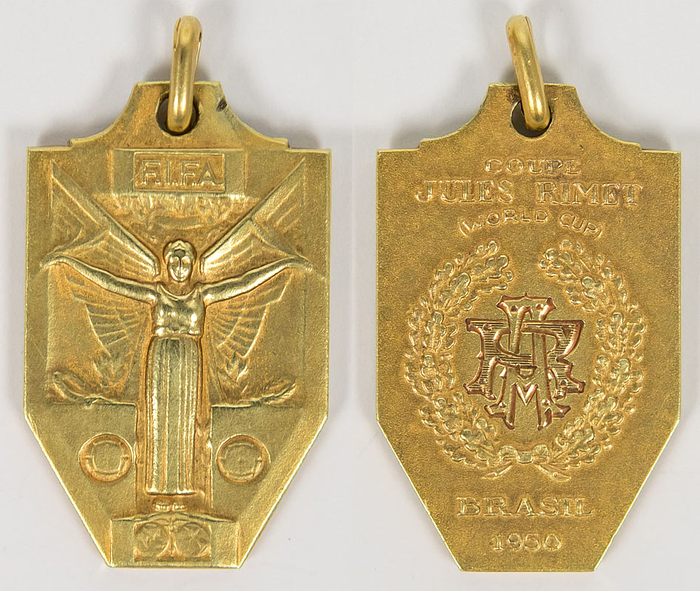 Offizielle Siegermedaille für Uruguay den Sieger der 4.Fußball-Weltmeisterschaft 1950 in Brasilien. Medaille von Viktor Rodriguez Andrade (1927-1985). „Coupe Jules Rimet World Cup Brasil 1950". Gold (18 Karat getestet von einem Juwelier). Mit eingravierten Initialien "RA" (Rodriguez Andrade), 3,6x2,3 cm.
