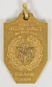 Offizielle Siegermedaille für Uruguay den Sieger der 4.Fußball-Weltmeisterschaft 1950 in Brasilien. Medaille von Viktor Rodriguez Andrade (1927-1985). „Coupe Jules Rimet World Cup Brasil 1950". Gold (18 Karat getestet von einem Juwelier). Mit eingravierten Initialien "RA" (Rodriguez Andrade), 3,6x2,3 cm. - Bild 3