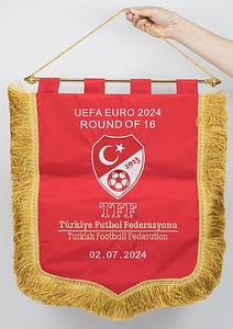 Offizieller Spielwimpel der Türkei für das UEFA Euro 2024 Spiel am 2.7.2024 gegen Österreich (2:1) in Leipzig. Mit dem aufgesticktem Schriftzug "UEFA EURO 2024 Round of 16. Turkish Football Federation 02.07.2024". Mit aufgesticktem Verbandslogo des Fußballverbandes der Türkei. Rückseite  mit bestickter Landesflagge der Türkei. Seidenwimpel mit weißen Seidenfransen, Metallstange mit vergoldeten Kugeln. 55x48 cm. - Bild 2