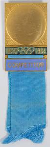 Offizielles Teilnehmerabzeichen Tokyo 1964 „Competitor“ (Athlet) für Schwimmen. Bronze, vergoldet. Schriftleiste hellblau emailliert. Seidenband hellblau. 12x3,8cm. - Bild 2