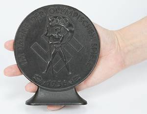 Große Eisengußmedaille  mit Inschrift "Im Jahr der Olympischen Spielen 1936". 11,7 cm auf Sockel. . Mit Sonderbeschriftung "Ehrenpreis des Deutschen Keglerbundes - Deutsche Meisterschaften 1936" (normalerweise wurde die Medaille ohne diese Beschriftung ausgegeben). - Bild 2