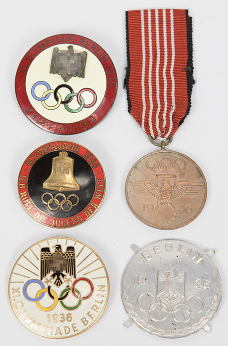 5 verschiedene Abzeichen der Olympischen Spiele Berlin 1936. Alle mit Hakenkreuz. Es handelt sich bei diesen Abzeichen ausschießlich um Nachkriegsproduktionen die zwischen 1945 und 1970 hergestellt wurden! Je ca. 4,8 cm.