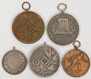 5 verschiedene deutsche original Medaillen mit den Olympischen Ringen oder der Olympiaglocke. Alle Medaillen wurden im Jahre 1936 ausgegeben. 4 bis 3,2 cm. - Bild 2