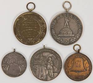 5 verschiedene deutsche original Medaillen mit den Olympischen Ringen oder der Olympiaglocke. Alle Medaillen wurden im Jahre 1936 ausgegeben. 4 bis 3,2 cm. - Bild 3