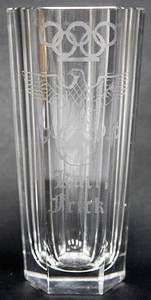 Glaspokal aus Bleikristall mit geätzten Olympischen Ringen du der Jahreszahl 1936. Reichsadler mit Hakenkreuz und den Namenszug "Karl Frick". Gewicht: 600 Gramm. 16 cm. - Bild 2