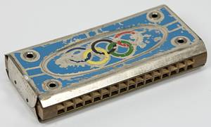 Mundharmonika (voll funktionsfähig). Werbeaufdruck mit farbigen Olympischen Ringen und Aufschrift „Olympiade 1936“. 11,5x5,5x2cm. - Bild 4