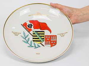 Erinnerungsteller der "Priv. Schützengesellschaft Zwickau 1937" mit der zusätzlichen Aufschrift "Olympiade Berlin 1936 - Fahnen des DRL 1936". Handbemalt!. Thüringer Porzellan, Durchmesser, 26,5 cm. - Bild 2