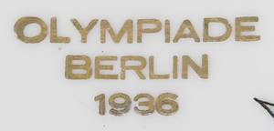 Erinnerungsteller der "Priv. Schützengesellschaft Zwickau 1937" mit der zusätzlichen Aufschrift "Olympiade Berlin 1936 - Fahnen des DRL 1936". Handbemalt!. Thüringer Porzellan, Durchmesser, 26,5 cm. - Bild 3