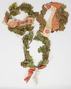 Drei verschiedene Siegerkränze Eichenlaub mit bedruckten Siegerschleifen. Alle mit Olympischen Ringen. Wurden die Sieger an lokalen Sportwettbewerben im Jahr 1936 ausgegeben. Je 30x24 cm. - Bild 2