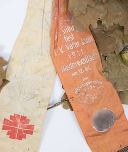 Drei verschiedene Siegerkränze Eichenlaub mit bedruckten Siegerschleifen. Alle mit Olympischen Ringen. Wurden die Sieger an lokalen Sportwettbewerben im Jahr 1936 ausgegeben. Je 30x24 cm. - Bild 3