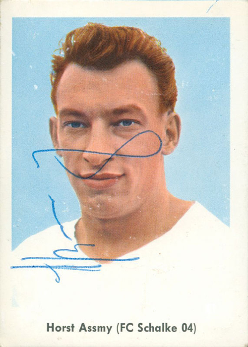 (1933-1972) Originalsignatur von Horst Assmy. Auf Heinerle Sammelbild von 1961 im Trikot von Schalke 04. 9,2x6,5 cm 15x10 cm.