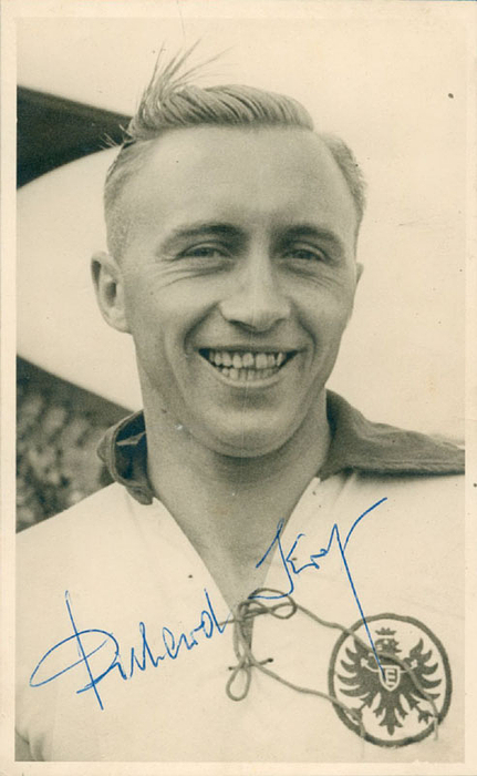 (1925-1996) s/w-Fotokarte aus dem Jahre 1961 mit Originalsignatur von Richard Kress (9 DFB A-Länderspiele 1954 + 1961 für Deutschland, Deutscher Meister 1959 it Eintracht Frankfurt). 12,3x8,3 cm.