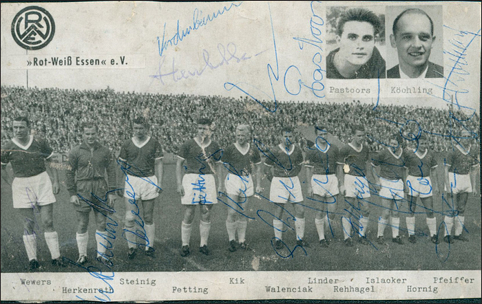 Mannschaftskarte von Rot-Weiß Essen ca. 1961 mit 16 Originalsignaturen der Spieler RW Essen, 14x9 cm.