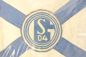 Original Fahne von Schalke 04 von der Siegesfeier zur letzten Deutschen Fußballmeisterschaft 1958. Autostander aus verchromten Metall und einer Kunststoffmontierung. In den Halterungsringen eine Seidenfahne mit aufgesetztem bedrucktem Logo von Schalke 04. Mit blauen aufgenähten Leinenstreifen. Alles beidseitig. Die Fahne befindet sich in einer original Plastikhülle, die die Fahne vor Fahrtschmutz schützen sollte. 30x24 cm. - Bild 3