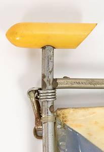 Original Fahne von Schalke 04 von der Siegesfeier zur letzten Deutschen Fußballmeisterschaft 1958. Autostander aus verchromten Metall und einer Kunststoffmontierung. In den Halterungsringen eine Seidenfahne mit aufgesetztem bedrucktem Logo von Schalke 04. Mit blauen aufgenähten Leinenstreifen. Alles beidseitig. Die Fahne befindet sich in einer original Plastikhülle, die die Fahne vor Fahrtschmutz schützen sollte. 30x24 cm. - Bild 4